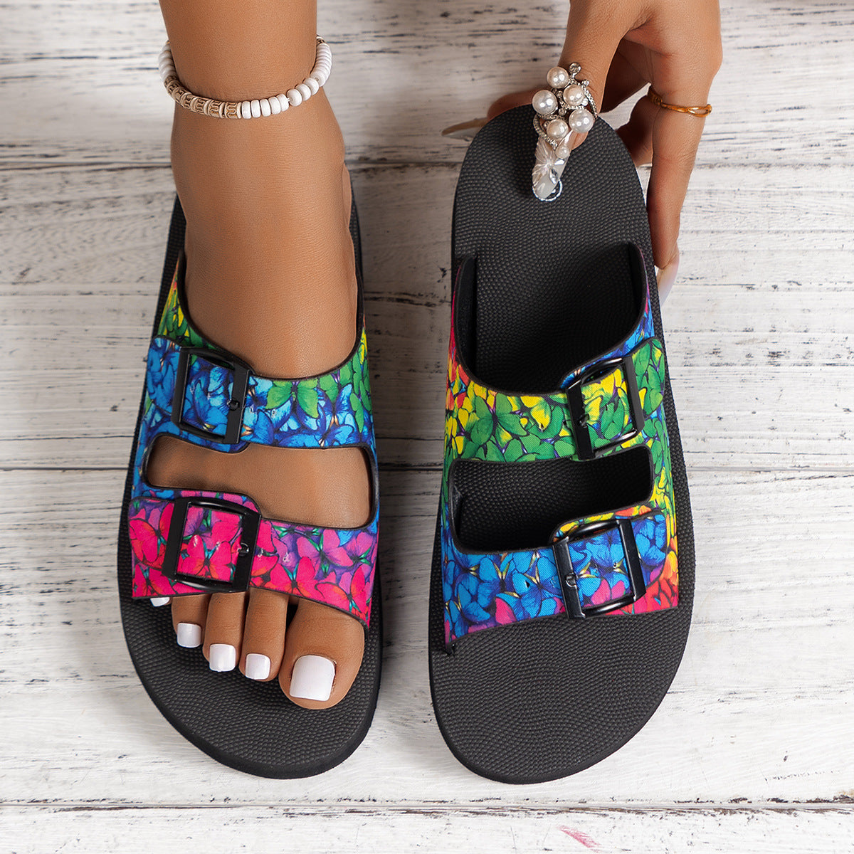 Graceful orthopedic sandals for a modern look