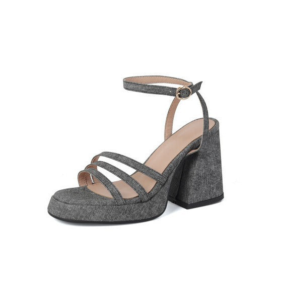 Graceful orthopedic sandals for a modern look