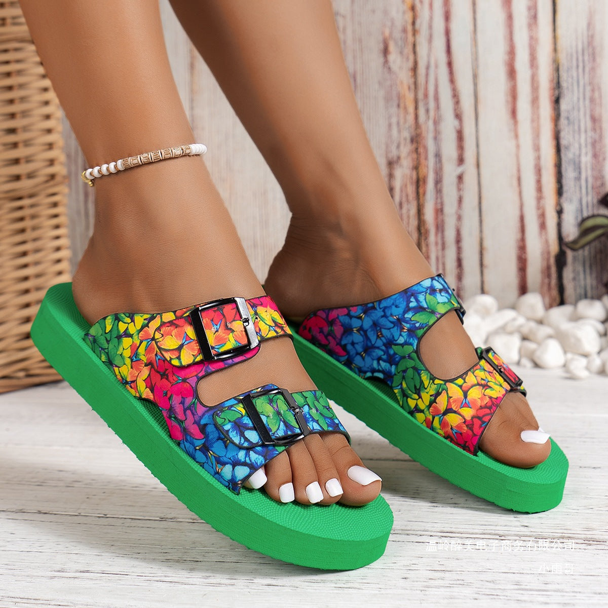Graceful orthopedic sandals for a modern look