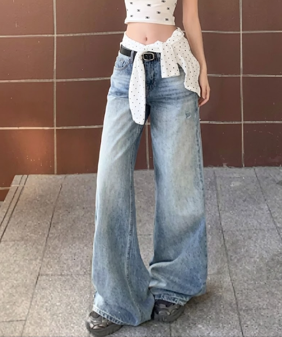 Vintage wide-leg denim jeans with a high waist