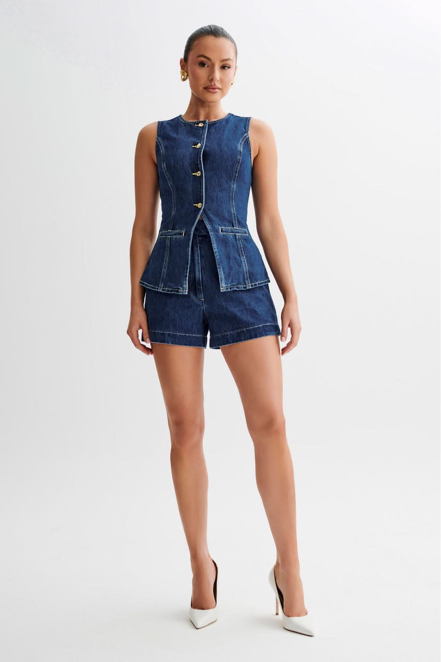 Well Tailored Top with a Graceful Silhouette
