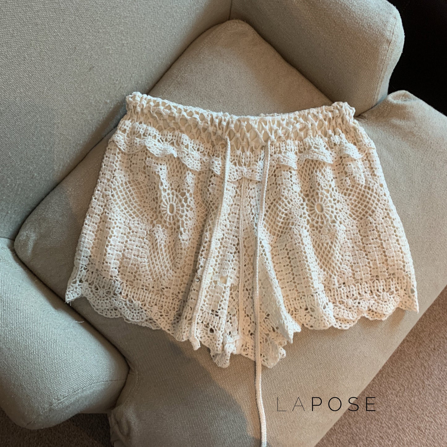 Effortlessly Elegant Pants with a Timeless Design