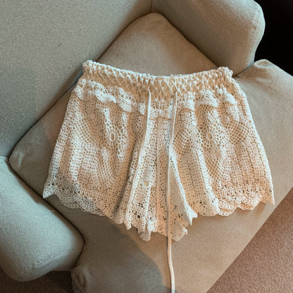 Effortlessly Elegant Pants with a Timeless Design