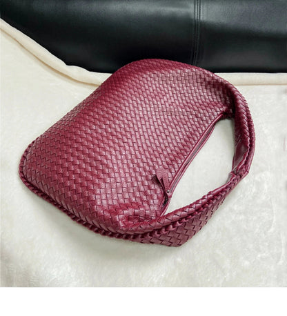 Well Tailored Bag with a Graceful Silhouette