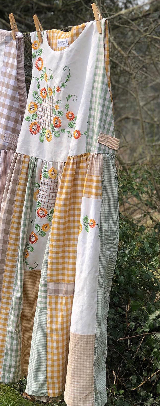 Women's Retro Plaid Pattern Floral Patch Sleeveless Linen Dress artswardrobe