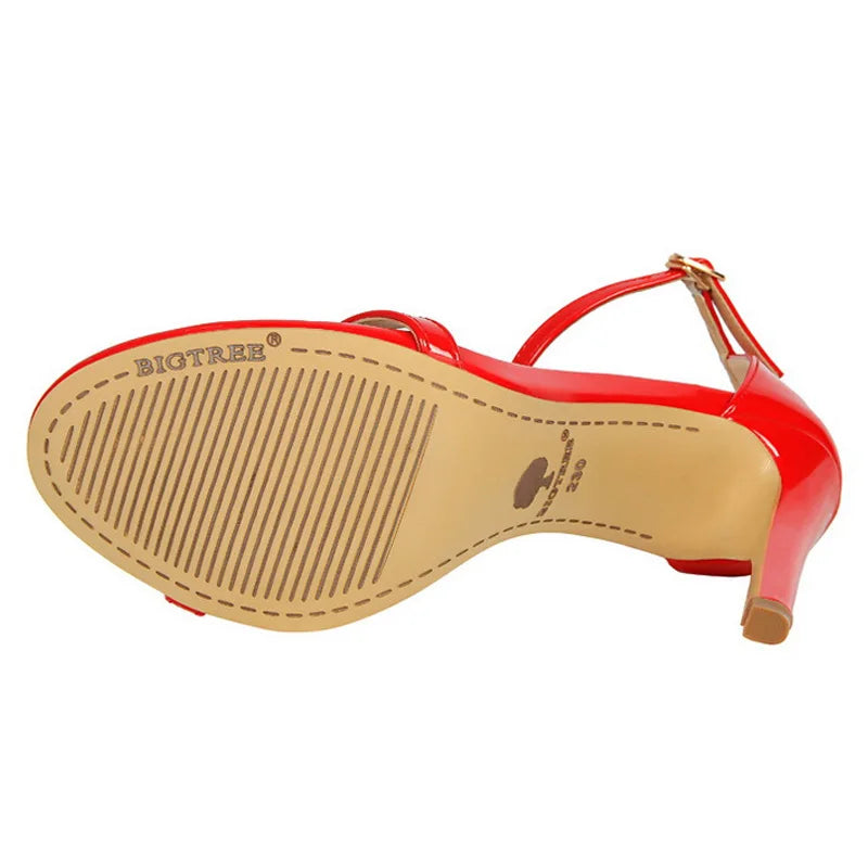 Effortlessly Elegant Heels with a Timeless Design