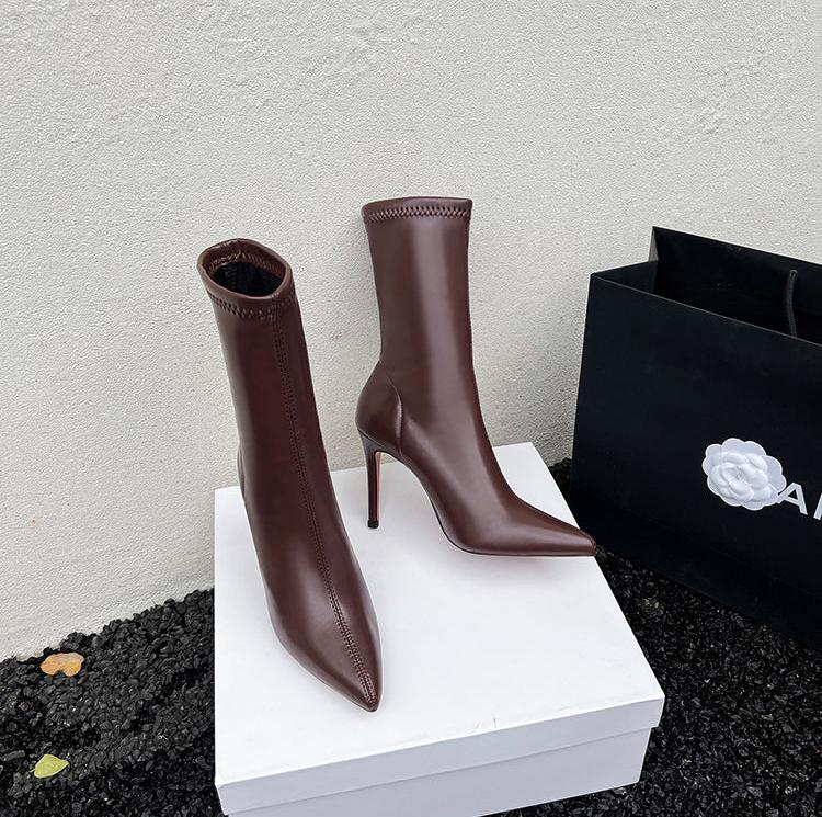 Well Tailored Boots with a Graceful Silhouette