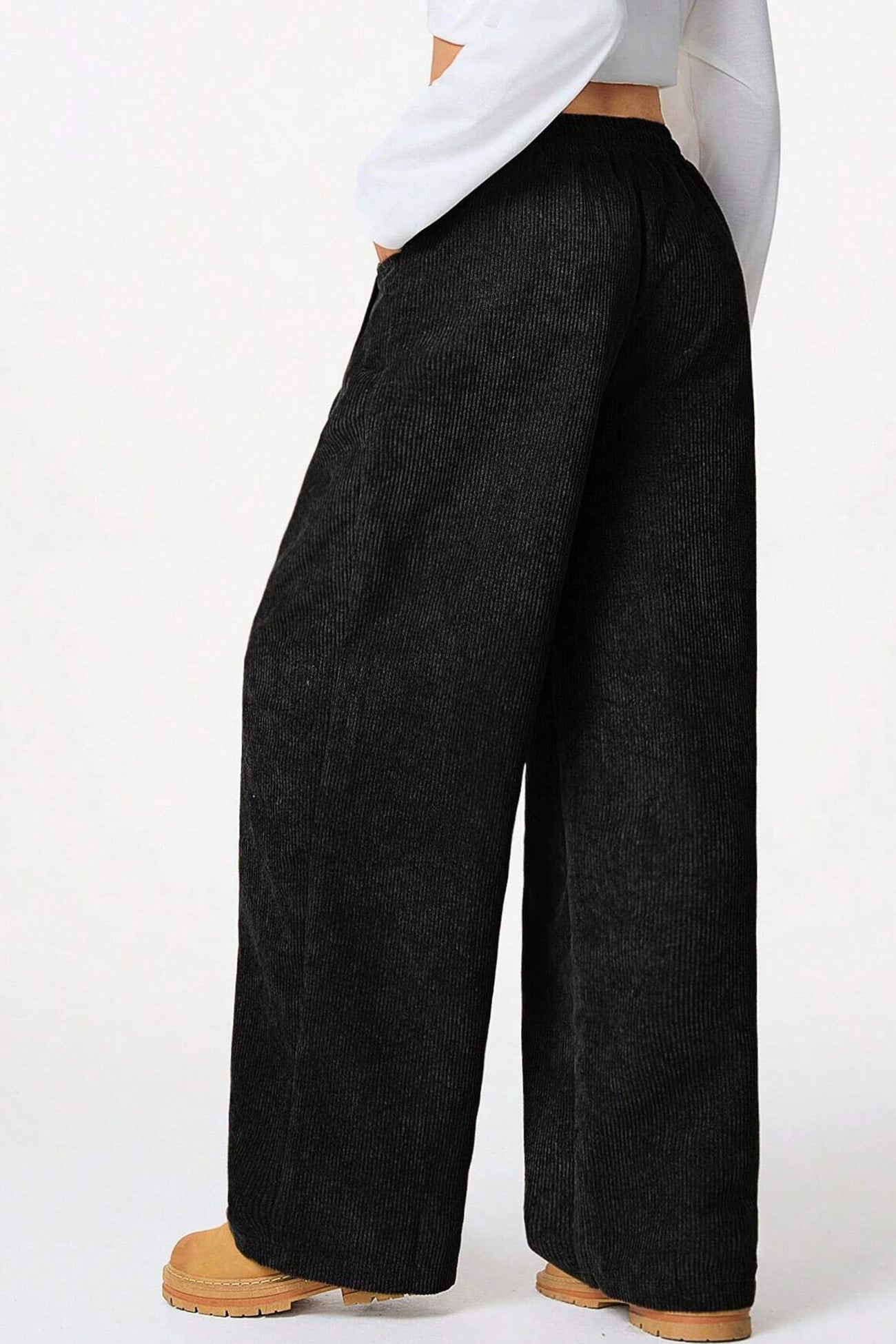 Effortlessly Elegant Pants with a Timeless Design