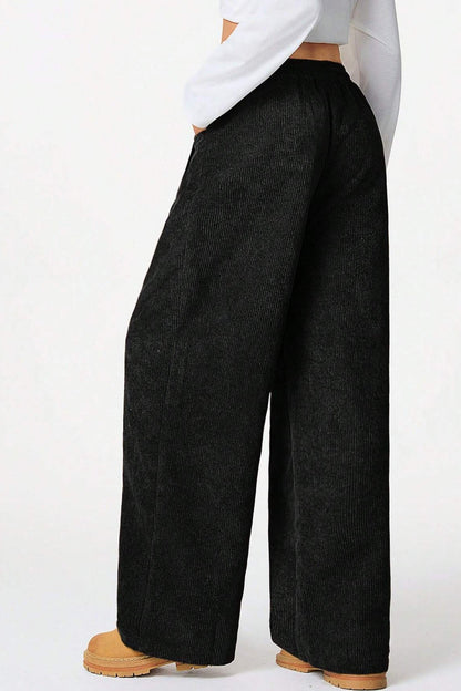 Effortlessly Elegant Pants with a Timeless Design