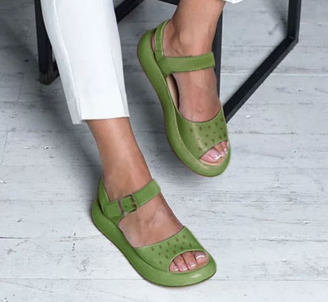Open sandals with adjustable strap