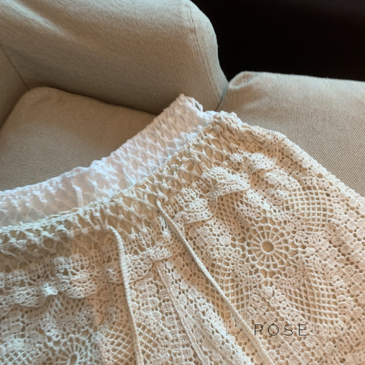 Effortlessly Elegant Pants with a Timeless Design