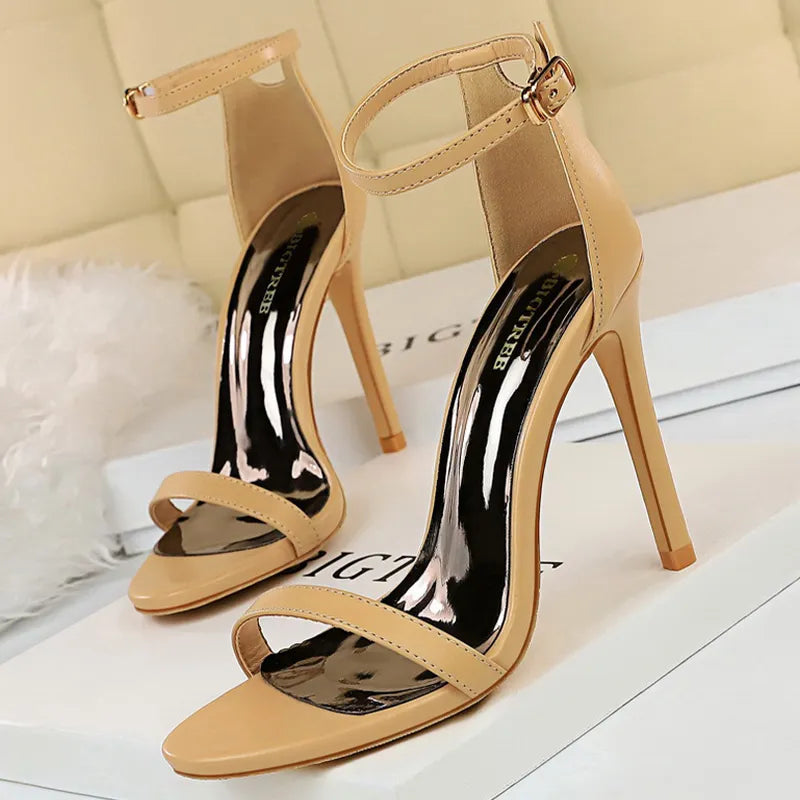 Effortlessly Elegant Heels with a Timeless Design