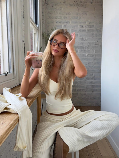 Effortlessly Elegant Pants with a Timeless Design