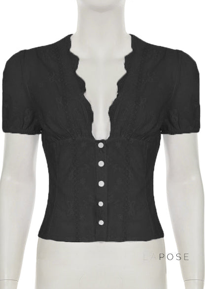 Effortlessly Elegant Blouse with a Timeless Design