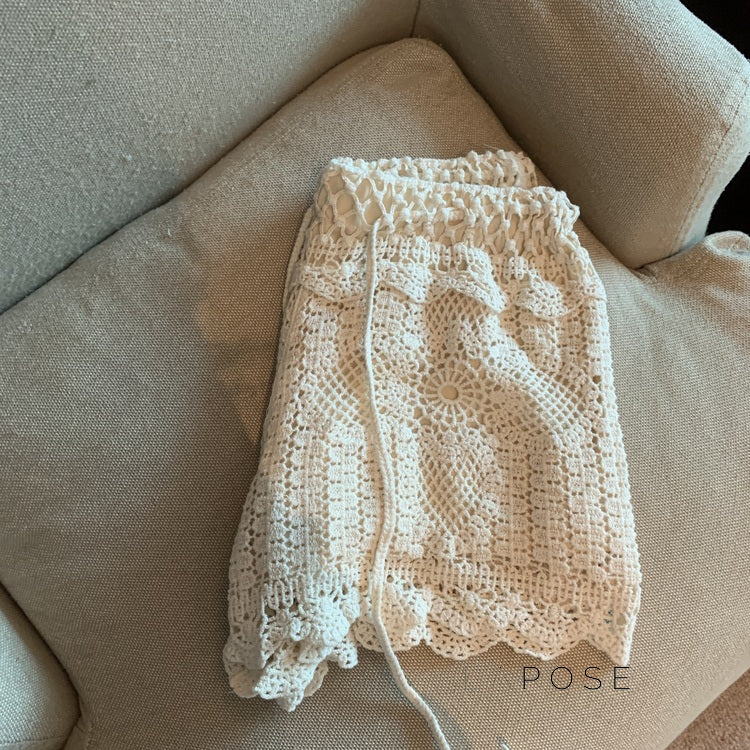 Effortlessly Elegant Pants with a Timeless Design