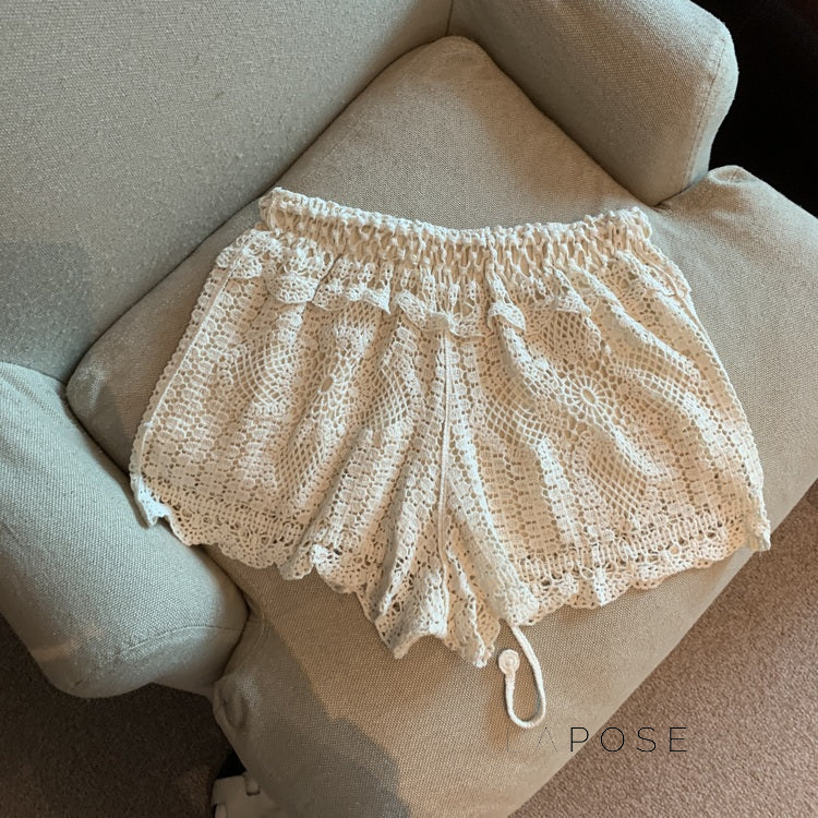 Effortlessly Elegant Pants with a Timeless Design