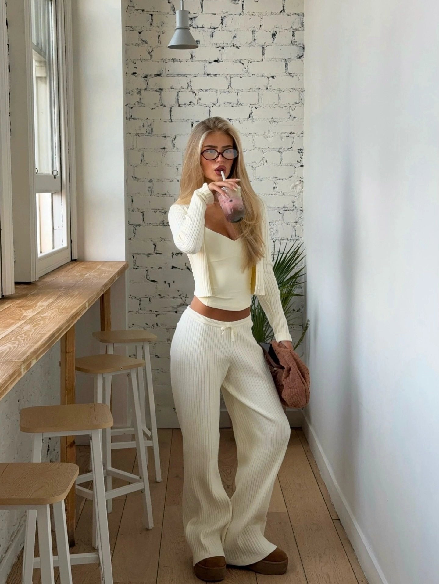 Effortlessly Elegant Pants with a Timeless Design