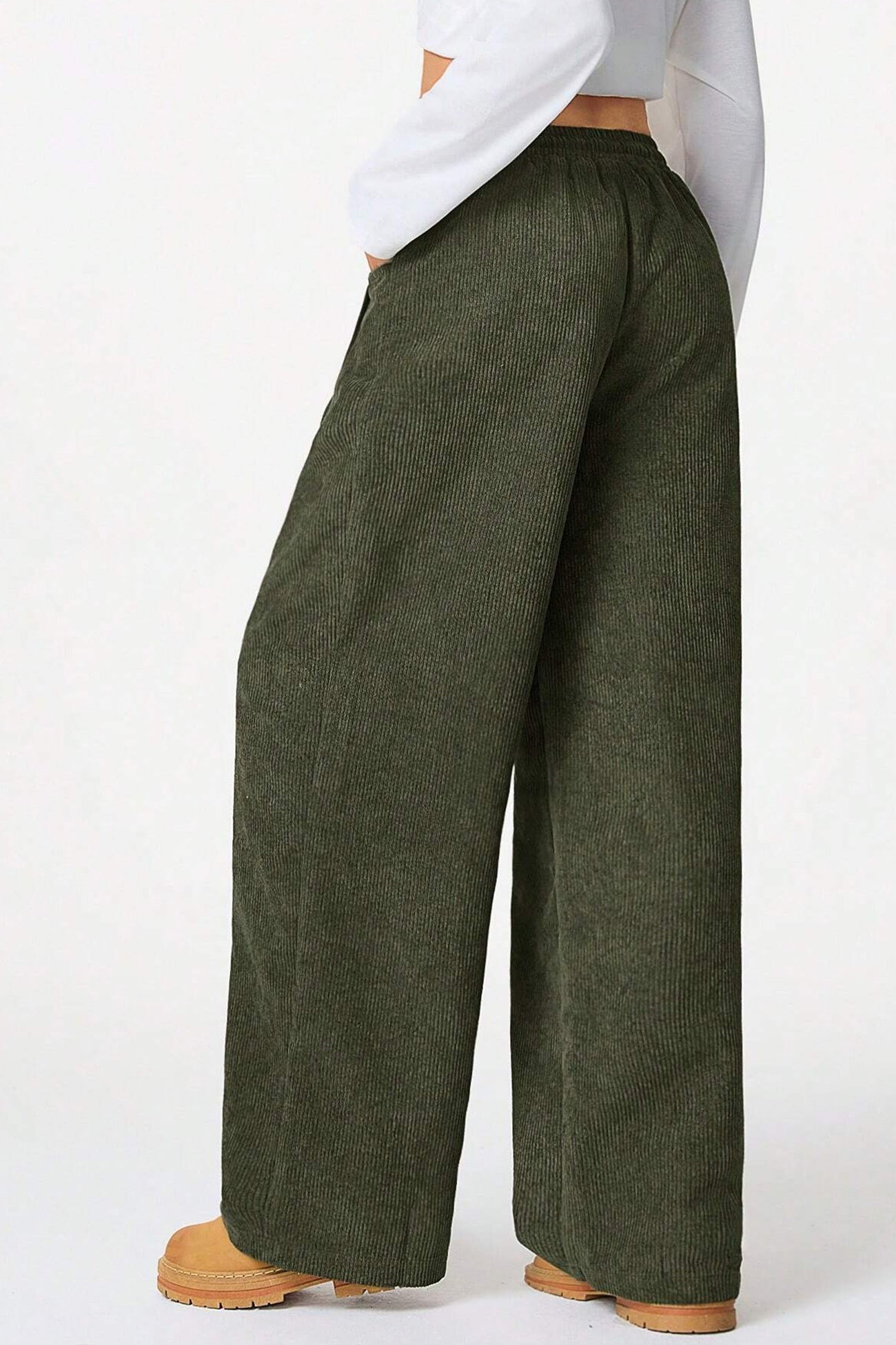 Effortlessly Elegant Pants with a Timeless Design