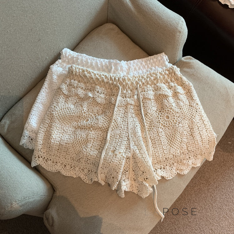 Effortlessly Elegant Pants with a Timeless Design