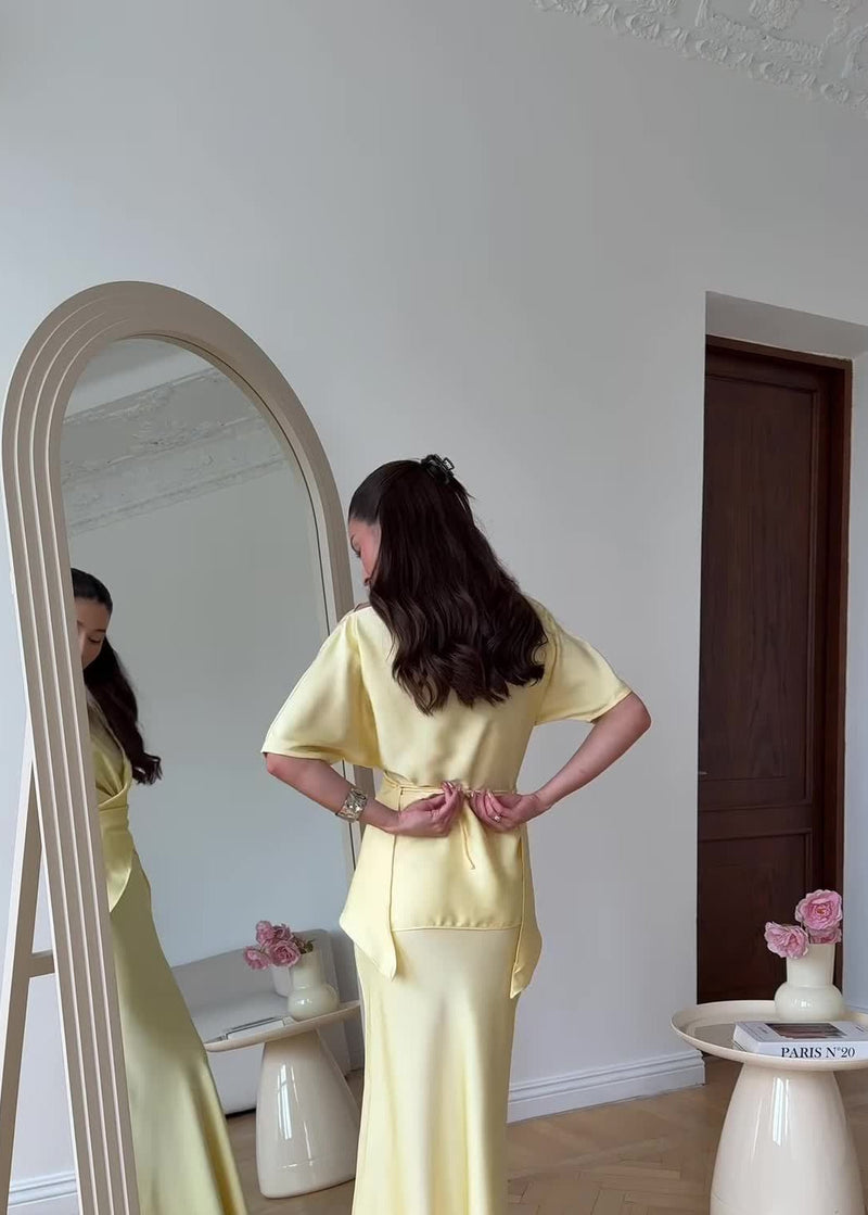 Classic Vintage Blouse with a Flattering Fit