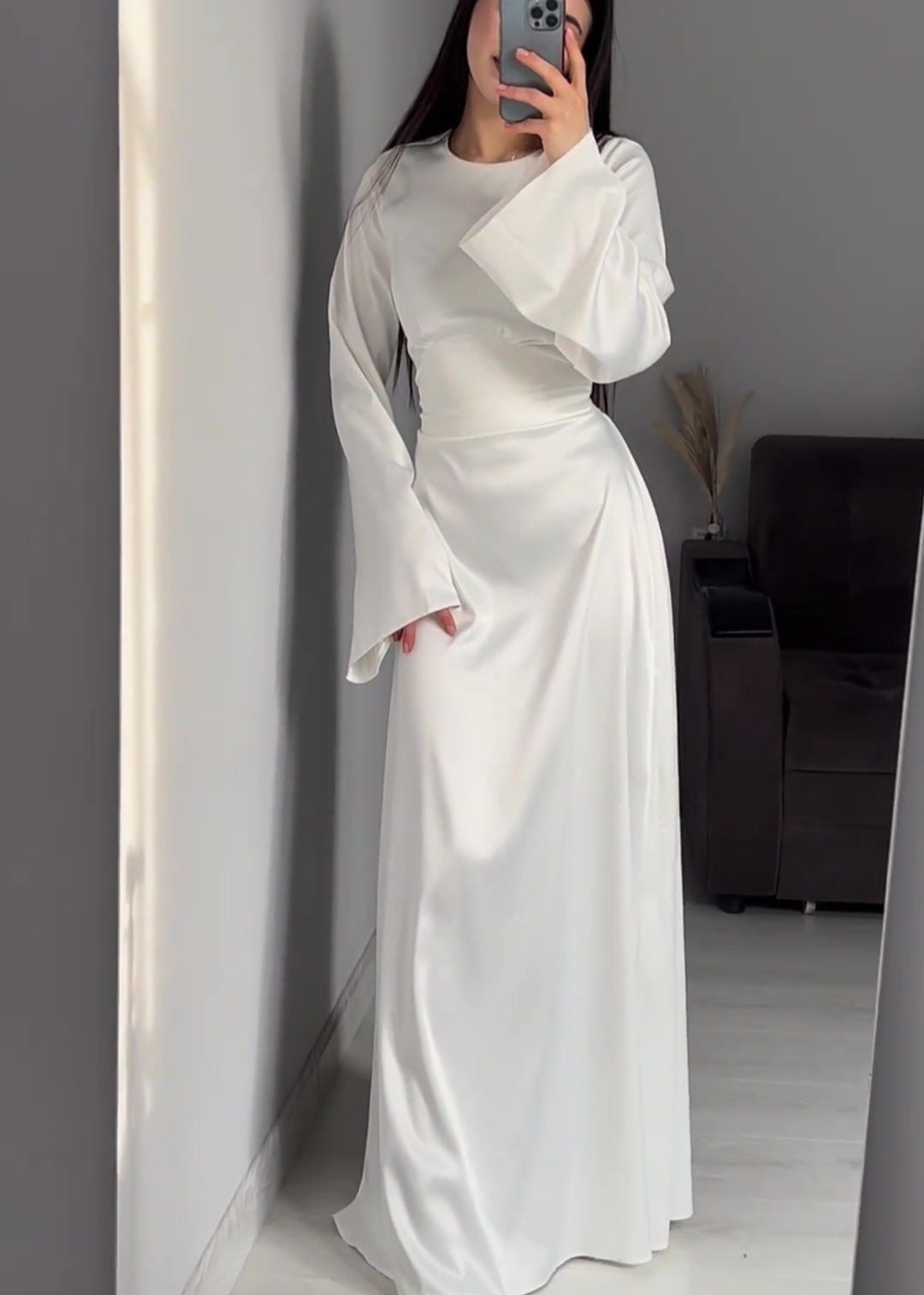 Beautifully Finished Dress in a Timeless Design