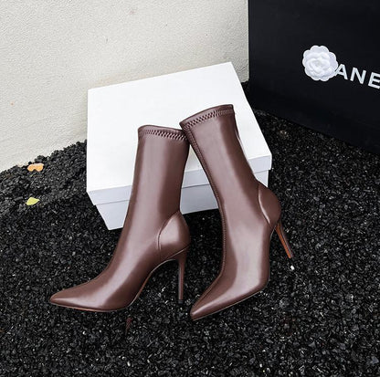 Well Tailored Boots with a Graceful Silhouette
