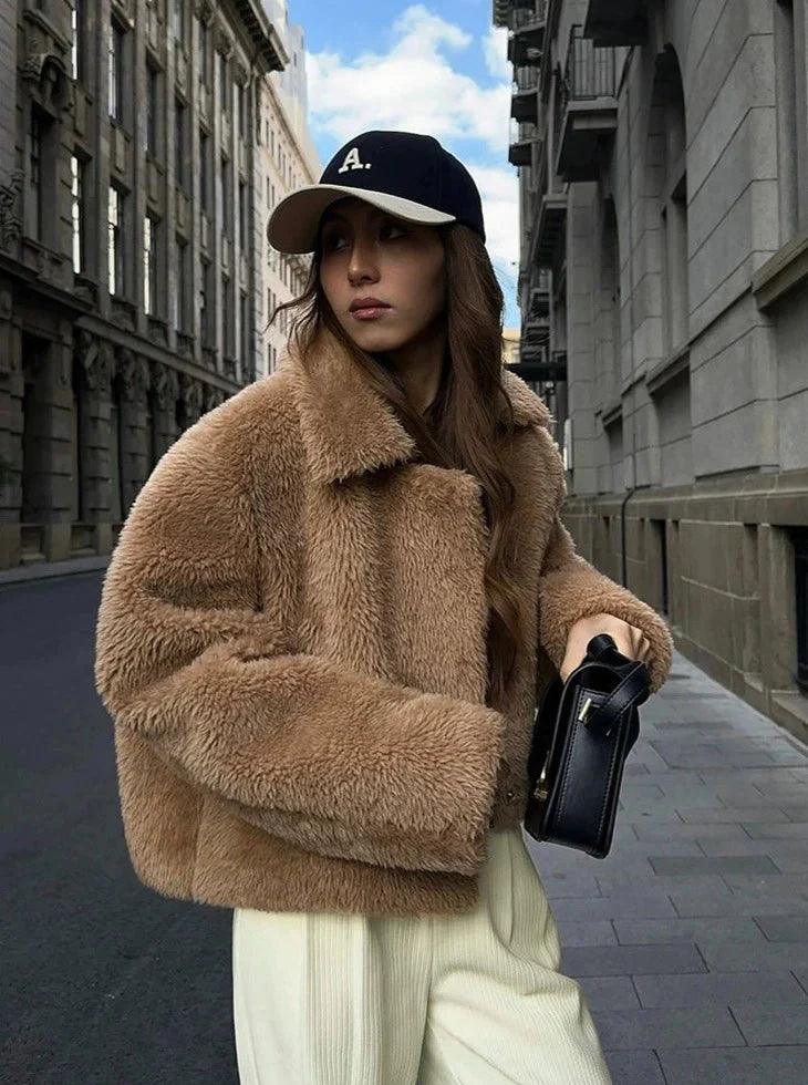 Well Tailored Coat with a Graceful Silhouette