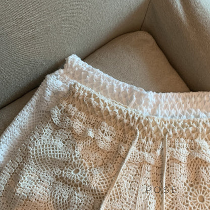 Effortlessly Elegant Pants with a Timeless Design