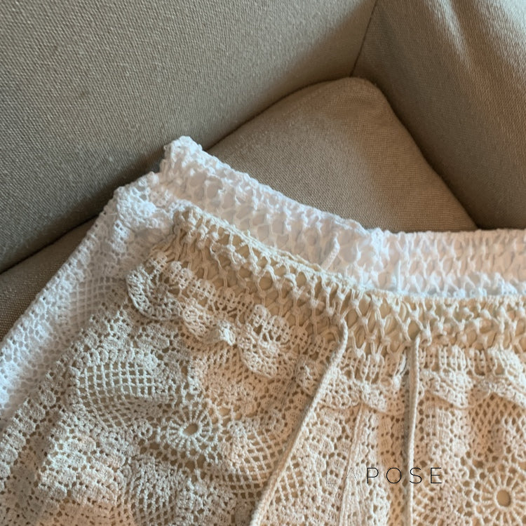 Effortlessly Elegant Pants with a Timeless Design