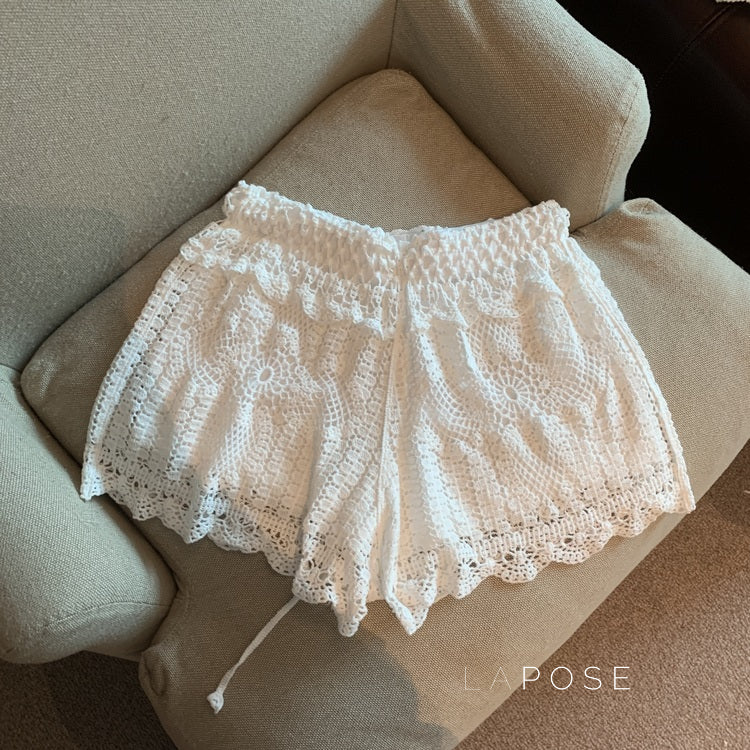 Effortlessly Elegant Pants with a Timeless Design