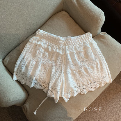 Effortlessly Elegant Pants with a Timeless Design