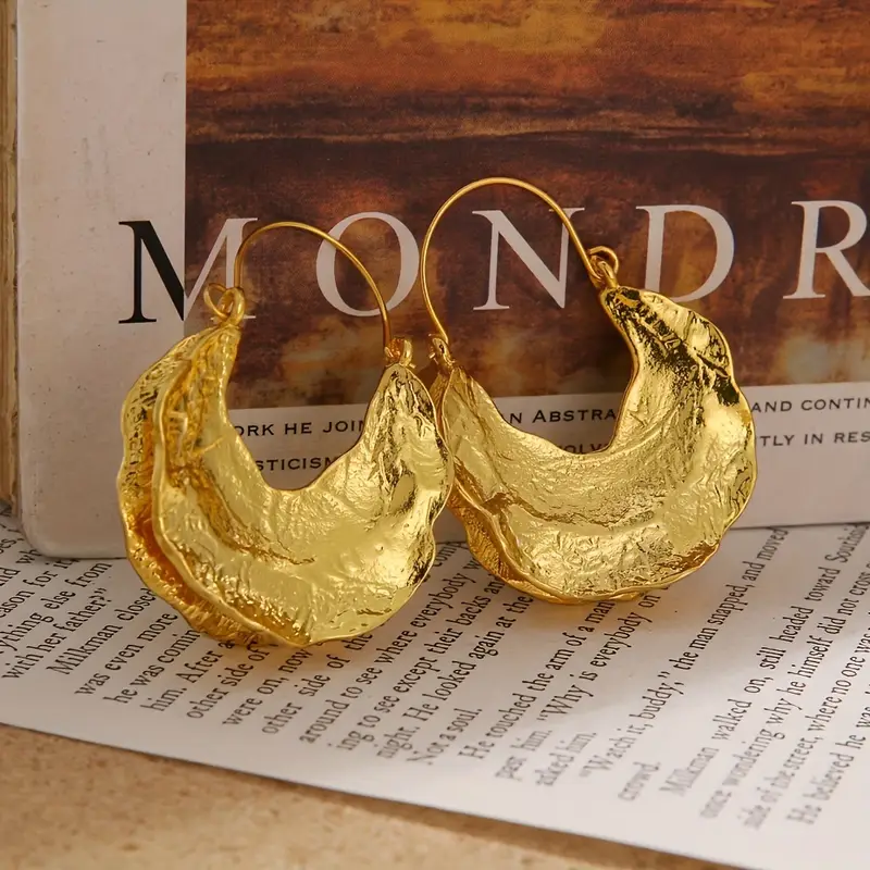 Charming Gold Earring for Any Occasion