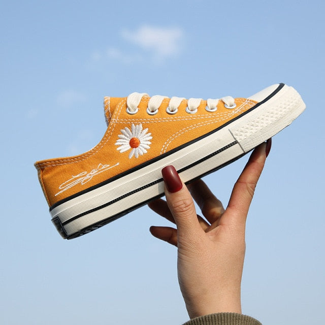 Low-cut with floral print sneakers